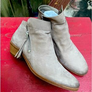 SAM EDELMAN TAUPE LEATHER ANKLE BOOTIE SILVER HARDWARE 8M Flat Heel